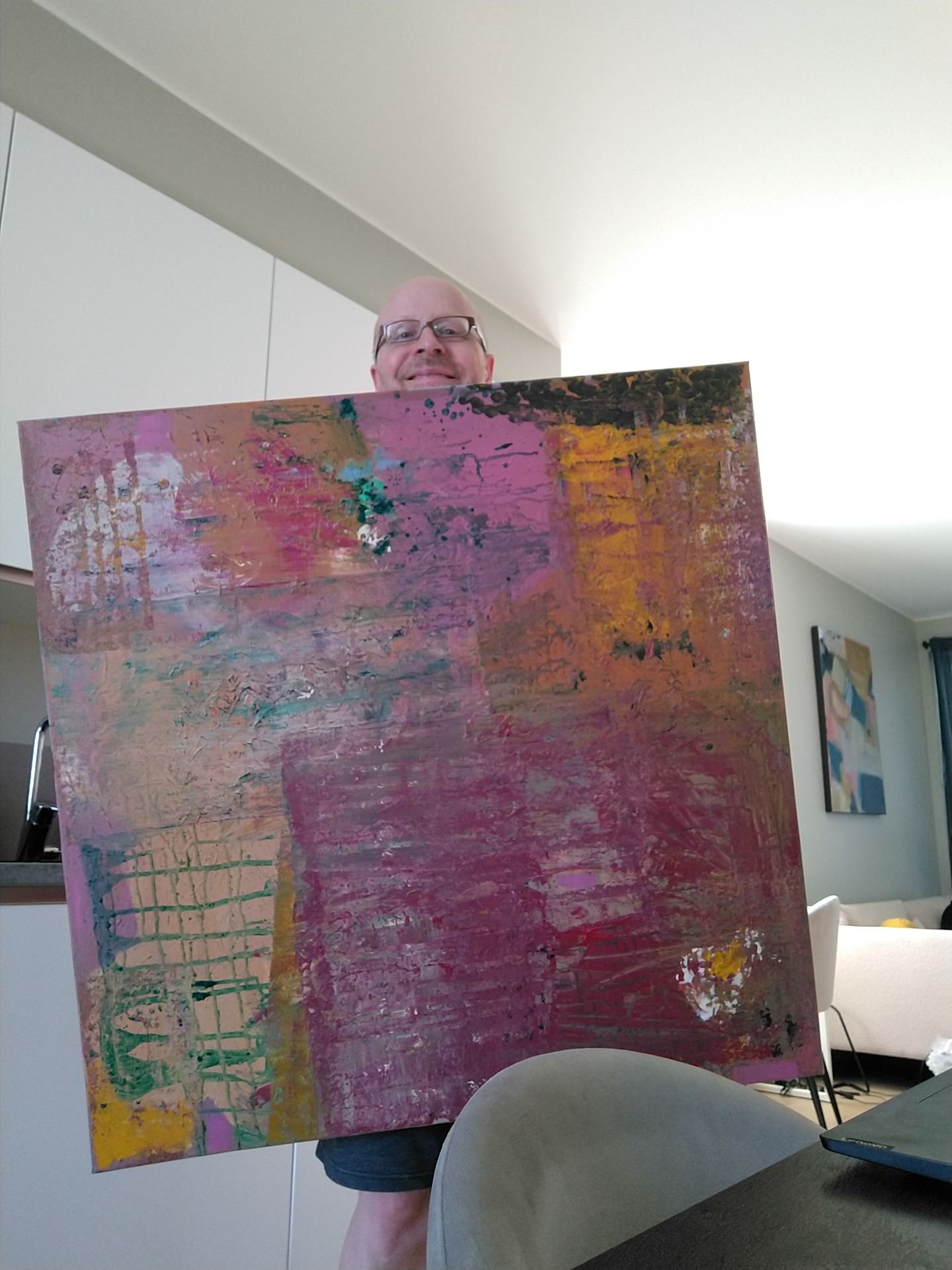 Stort abstrakt maleri i lilla, rosa, gult og grønt.